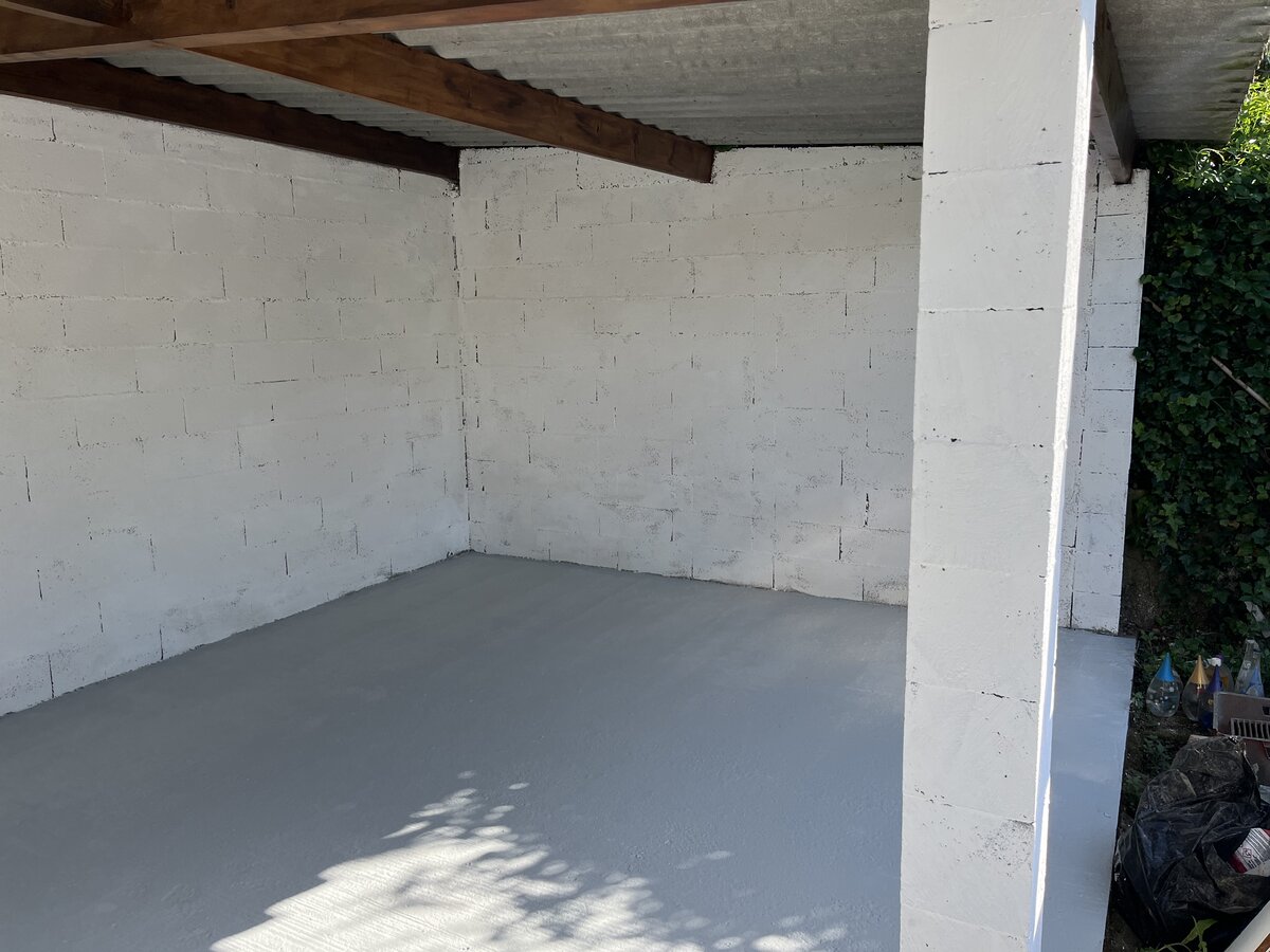 Dalle béton lissée sous abri
